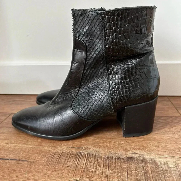 Andre Assous Miranda Black Snake Leather Block Heel Bootie 7 - Picture 2 of 6